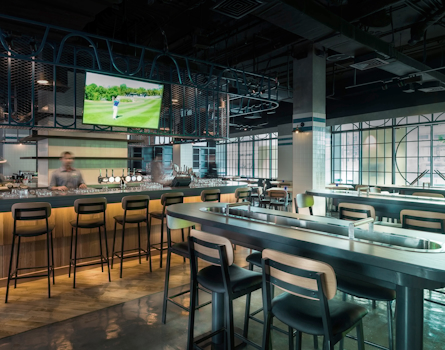 Immerse yourself in the nostalgic ambience of vintage clubhouses at Bridgewater Tavern designed by Studio Königshausen. The sports bar captures the essence of architectural finesse, contemporary design, and warm hospitality in the heart of Dubai.